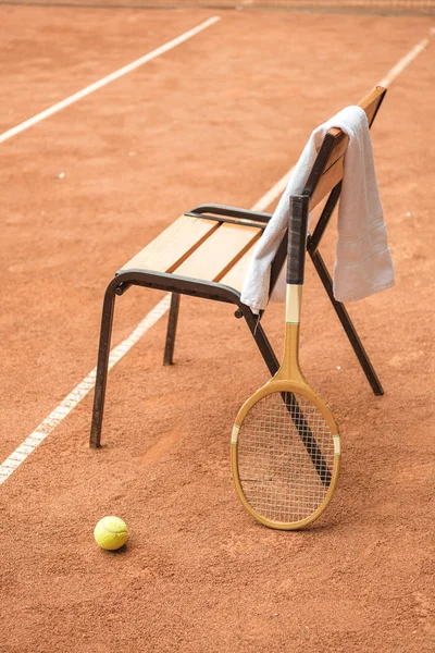 Close Chair Tennis Ball Retro Wooden Racket Towel Tennis Court — стоковое фото