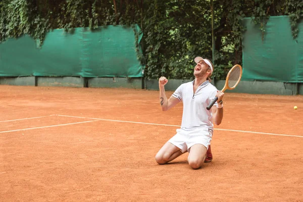 Blond Winner Racket Celebrating Kneeling Tennis Court — стоковое фото