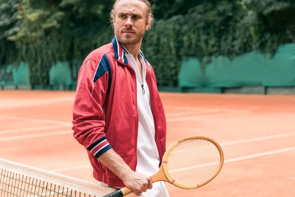 Handsome Man Wooden Tennis Racket Standing Net Tennis Court — стоковое фото