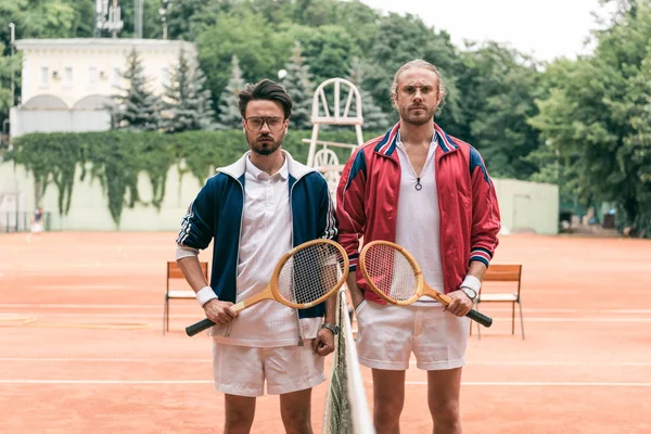 Old Fashioned Friends Wooden Rackets Posing Tennis Court Net — стоковое фото