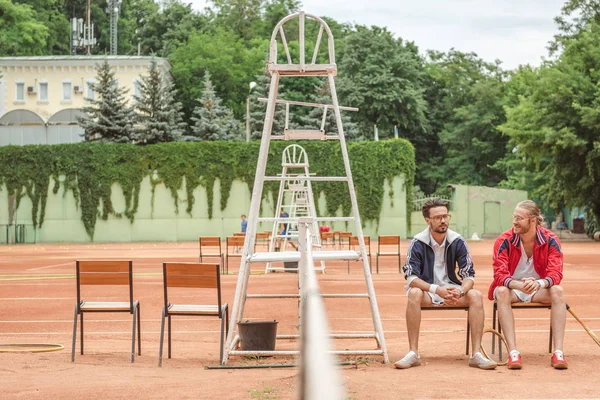 Athletic Friends Wooden Rackets Sitting Chairs Tennis Court — стоковое фото