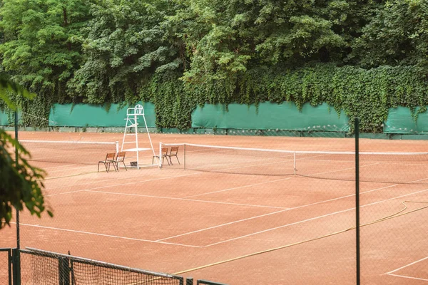 View Brown Tennis Court Net Chairs Trees — стоковое фото
