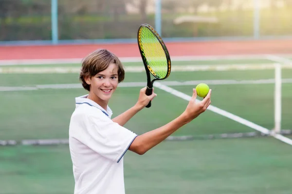 Мальчик Играя Теннис Открытом Корте Подросток Теннисной Ракетки Мяч Спортивный — стоковое фото