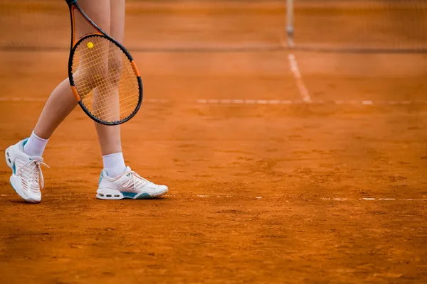 Глины теннисный корт и игрока концепции — стоковое фото