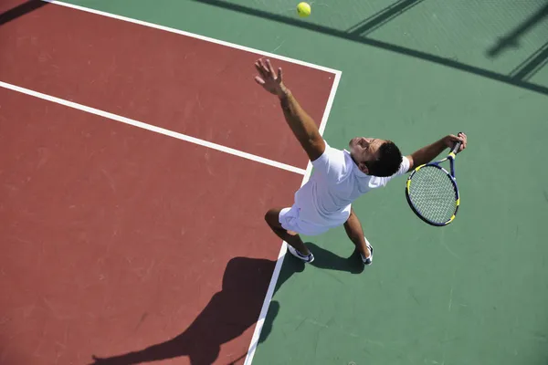 Наружный теннис игры молодого человека — стоковое фото