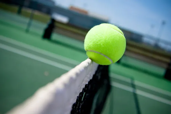 Теннисный мяч отсечения в сети — стоковое фото