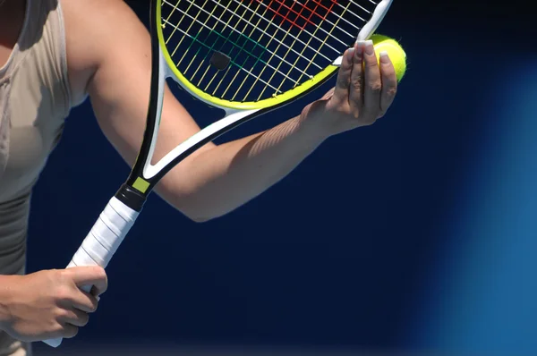 Женщина с теннисный мяч и raquet — стоковое фото