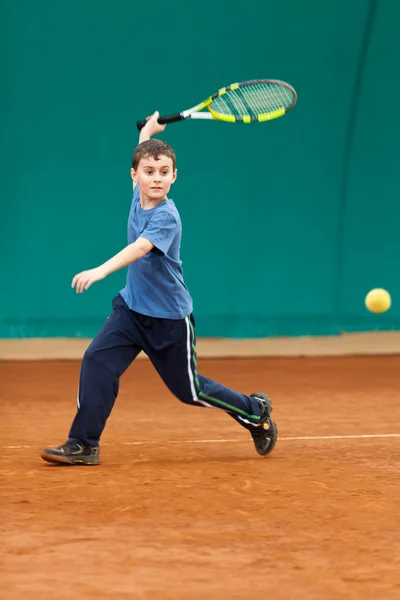 Мальчик, играющий в теннис — стоковое фото