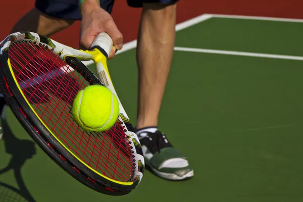 Игрок в теннис, ракетки, мяч и суд — стоковое фото
