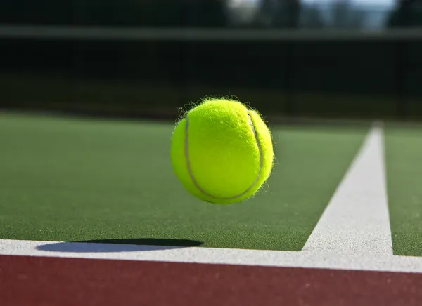 Теннисный мяч и суд — стоковое фото