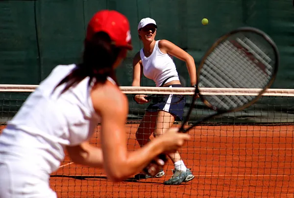 Два молодых спортивный женский теннис игроки, имеющие в игру на солнце — стоковое фото