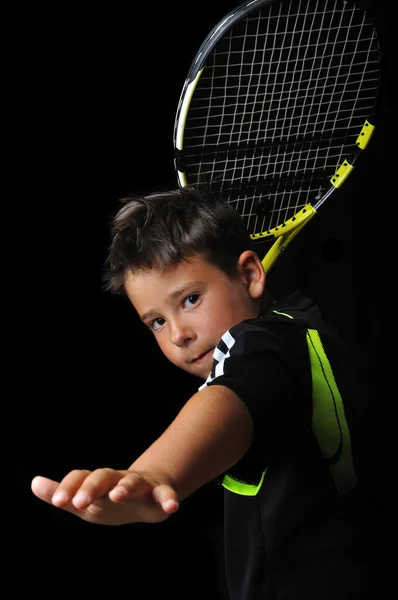 Теннис мальчик играет Форхенд изолированных в черный — стоковое фото