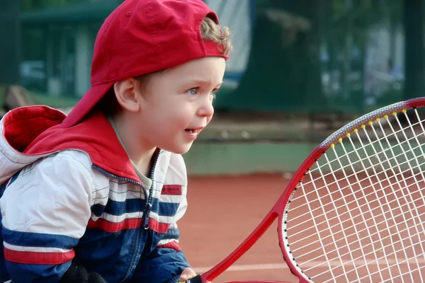Теннисный мальчик — стоковое фото