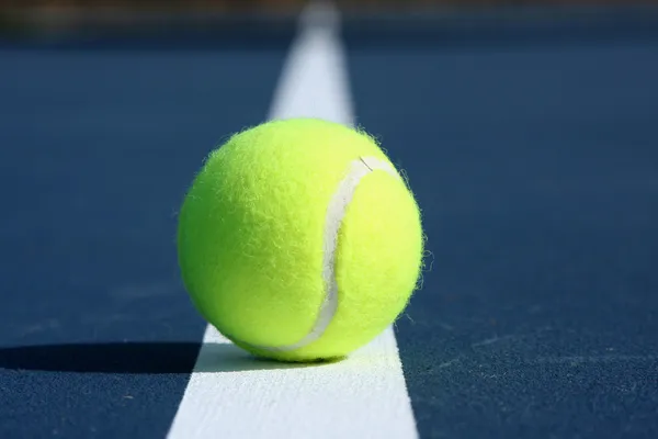 Теннисный мяч, сосредоточены на линии суда — стоковое фото