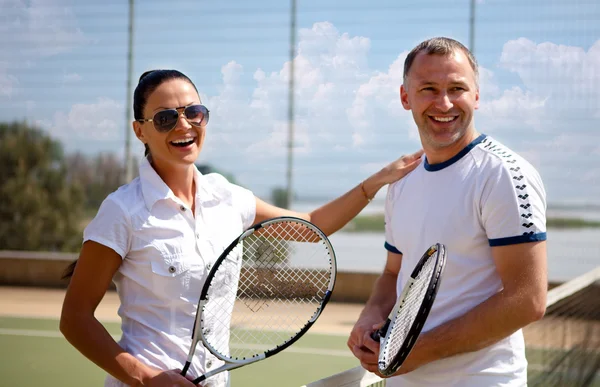 Женщина и мужчина на теннисные корты — стоковое фото