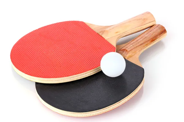Настольный теннис-ракетки и мяча, изолированные на белом — стоковое фото