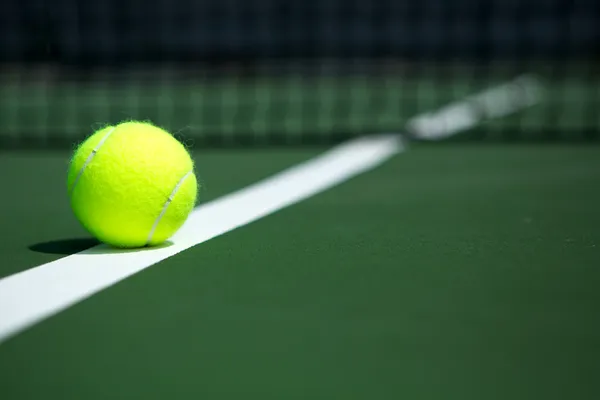 Теннисный шар на суде — стоковое фото