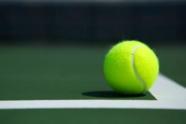 Теннисный шар на суде — стоковое фото