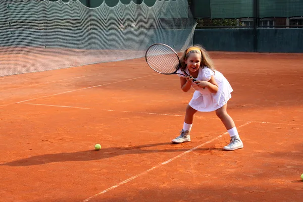 Девочка играет в теннис — стоковое фото