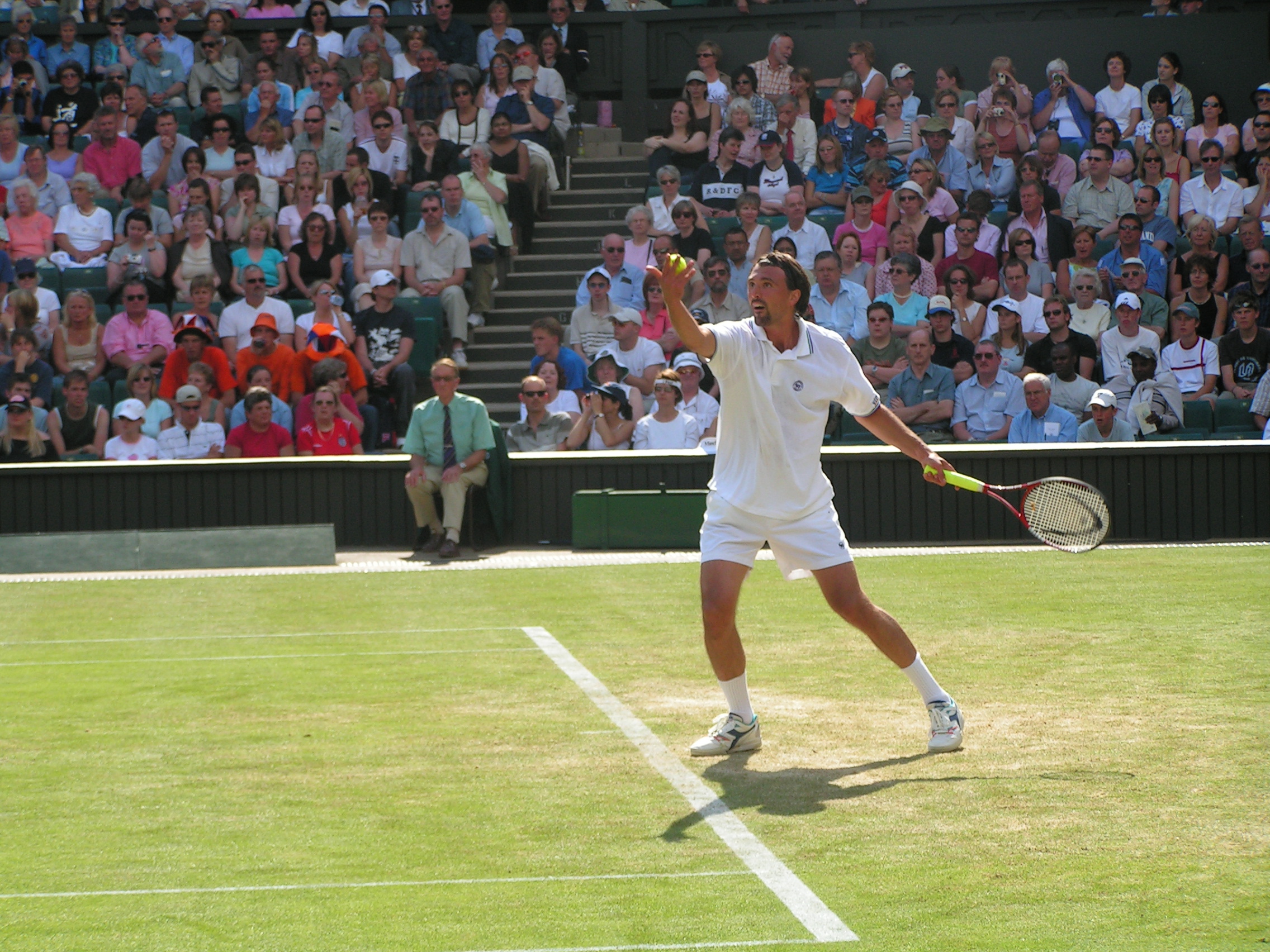 Goran Ivanisevic serve Wimbledon 2004.jpg